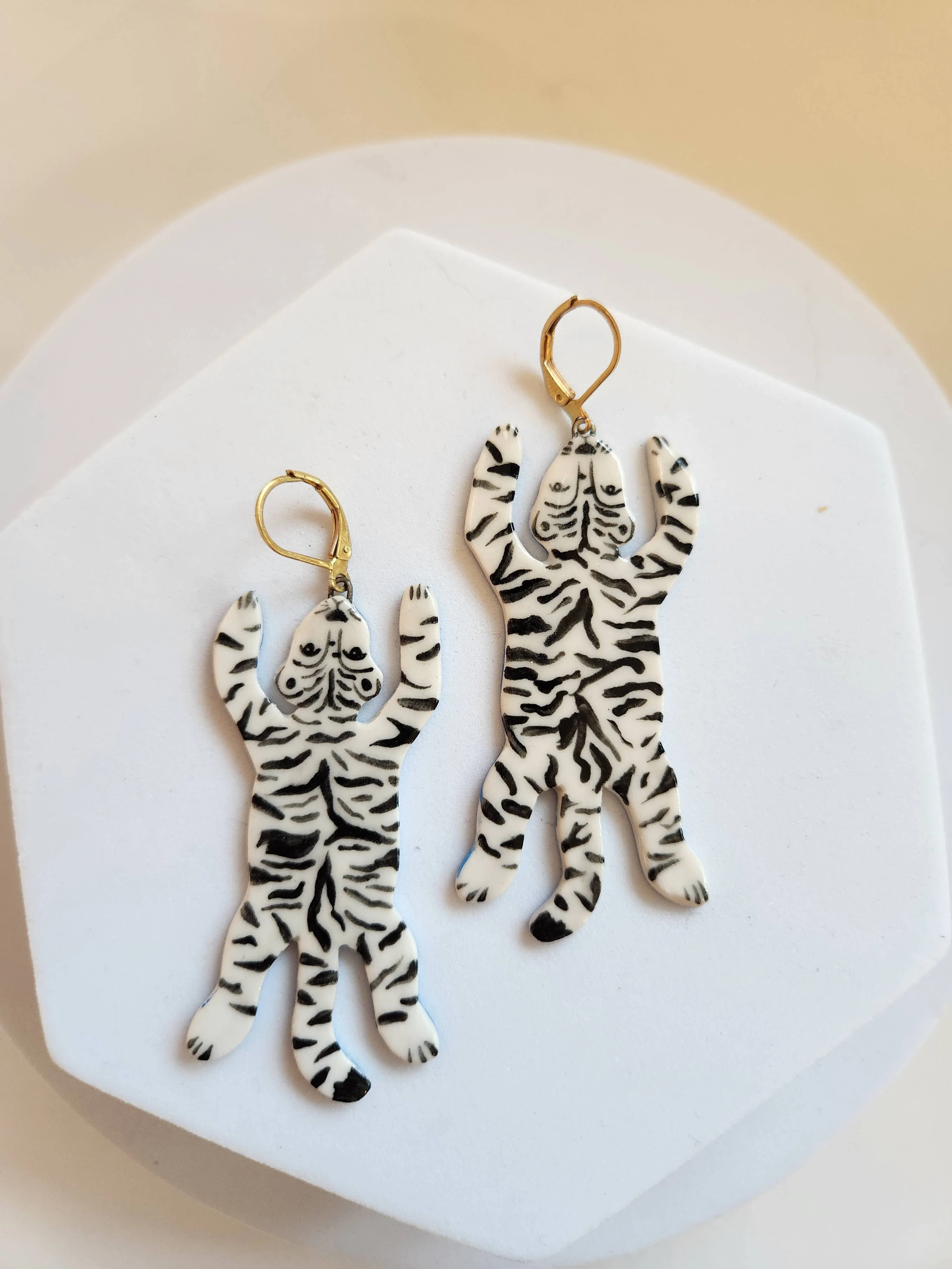 Tiger rug statement earrings - Image 3
